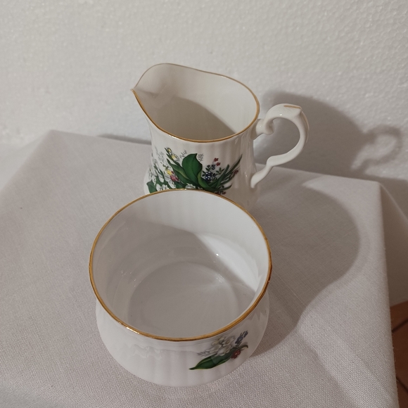 ROYAL WINDSOR ENGLAND FINE BONE CHINA DEMITASSE SUGAR BOWL & CREAMER SET LILIES - Picture 6 of 10